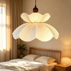 Suspension fleur en tissu plissé blanc et boule en bois, Ø 40 à 60 cm