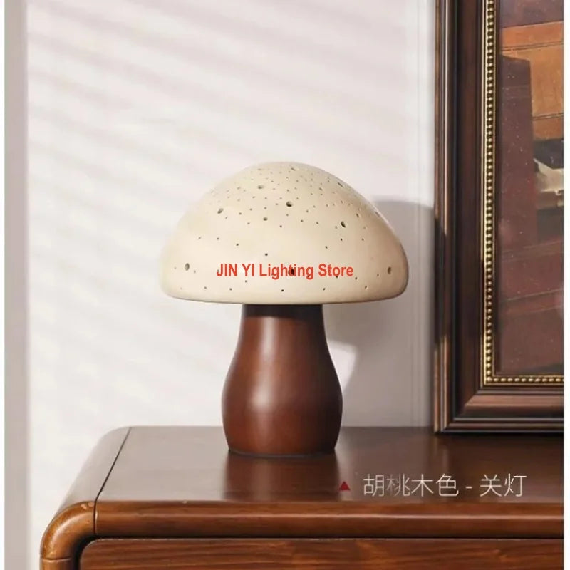 Lampe champignon en céramique ajourée et pied en bois, 23 cm