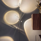 Lampadaire LED à têtes orientables projetant des halos de lumière