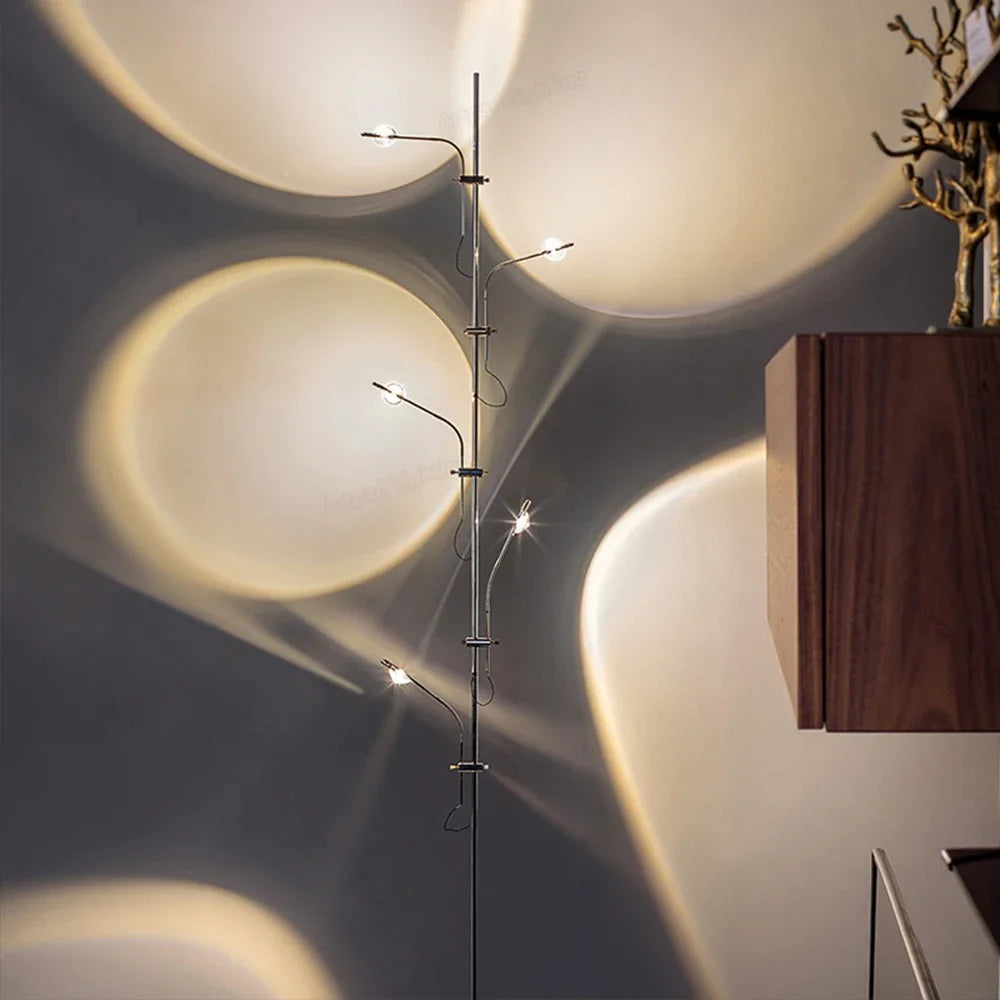 Lampadaire LED à têtes orientables projetant des halos de lumière