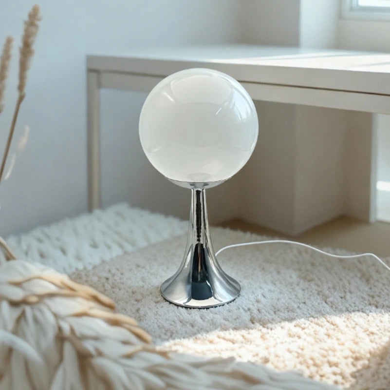 Lampe boule en verre opalin sur pied chromé, tactile, 26 cm