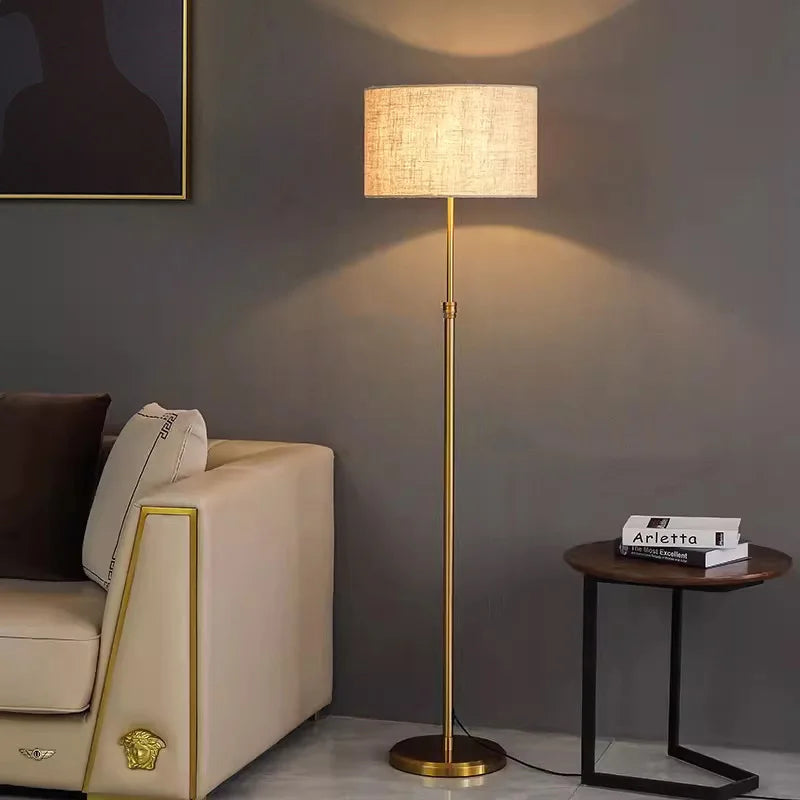Lampadaire télescopique doré, abat-jour tambour en lin beige