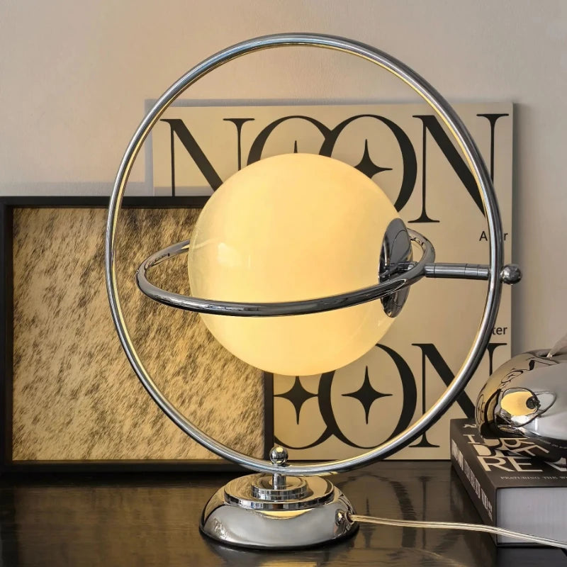 Une lampe Saturne en verre et métal chromé