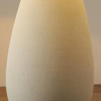 Lampe en céramique beige mate, abat-jour conique, télécommande