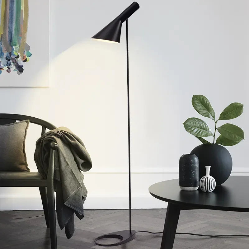 Lampadaire à tête conique noir ou blanc, version lampe et applique