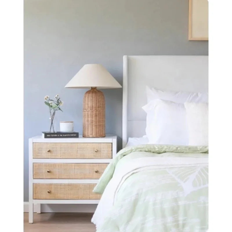 Lampe de chevet en rotin tressé et abat-jour tissu, deux silhouettes