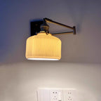 Applique murale en céramique blanche nervurée et platine bois foncé