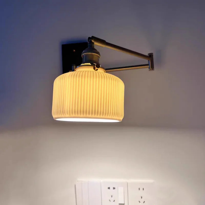 Applique murale en céramique blanche nervurée et platine bois foncé