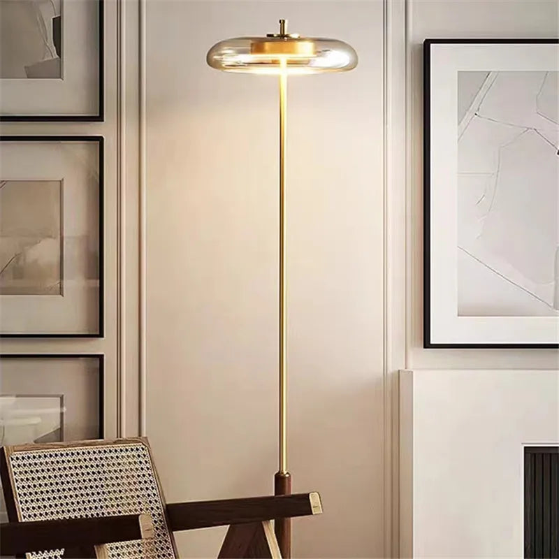 Lampadaire coupelle en verre, tige dorée et manchon en bois, 128 cm