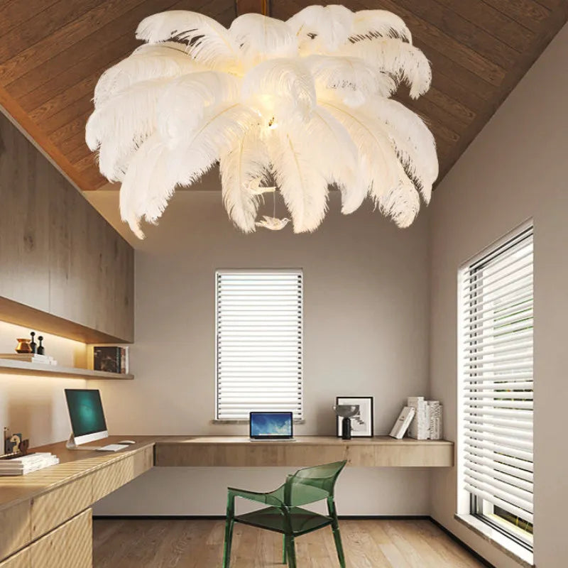 Un salon audacieux sous un panache de plumes