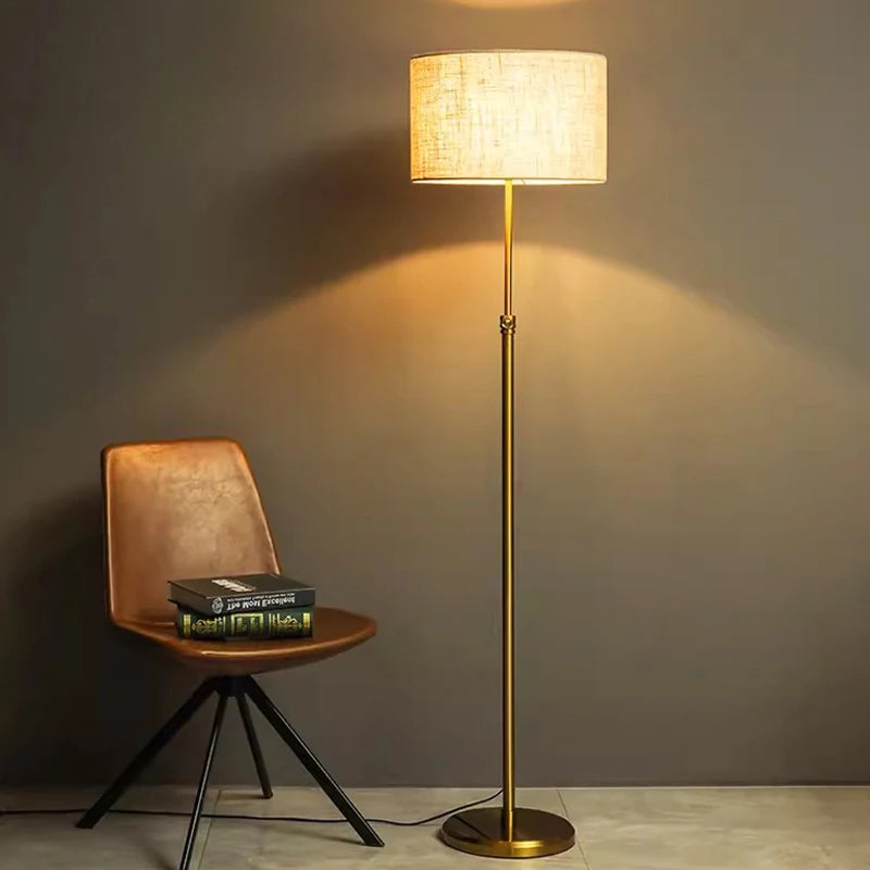 Lampadaire télescopique doré, abat-jour tambour en lin beige