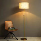 Lampadaire télescopique doré, abat-jour tambour en lin beige