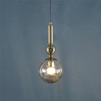 Suspension globe en verre teinté sur colonne dorée à perle, Ø 15 cm