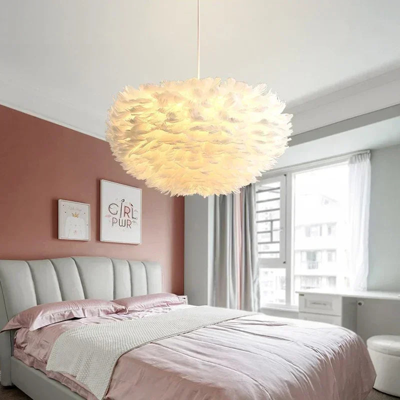 Lustre en plumes colorées, du blanc au rouge vif