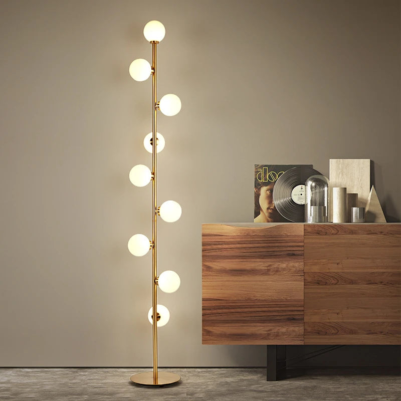 Lampadaire doré à neuf petits globes en verre givré en spirale
