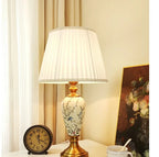 Lampe à poser en céramique peinte oiseaux et fleurs, socle doré