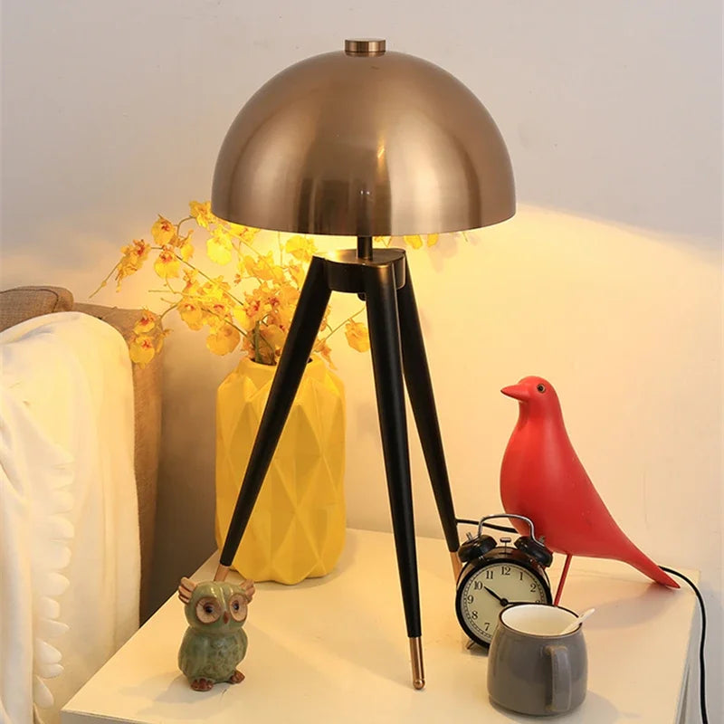 Lampadaire trépied noir à dôme doré, existe en lampe de table