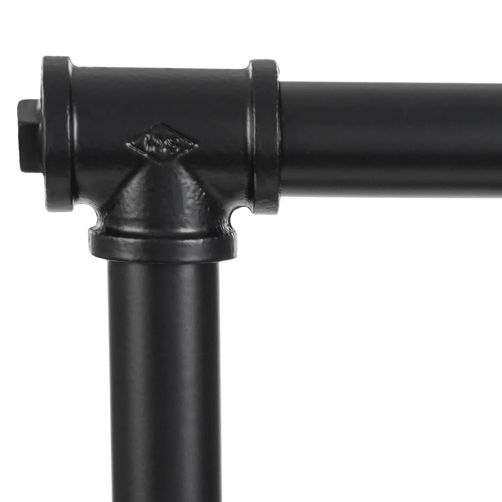 Lampe à poser industrielle en tuyaux de fer noir, cage et socle bois