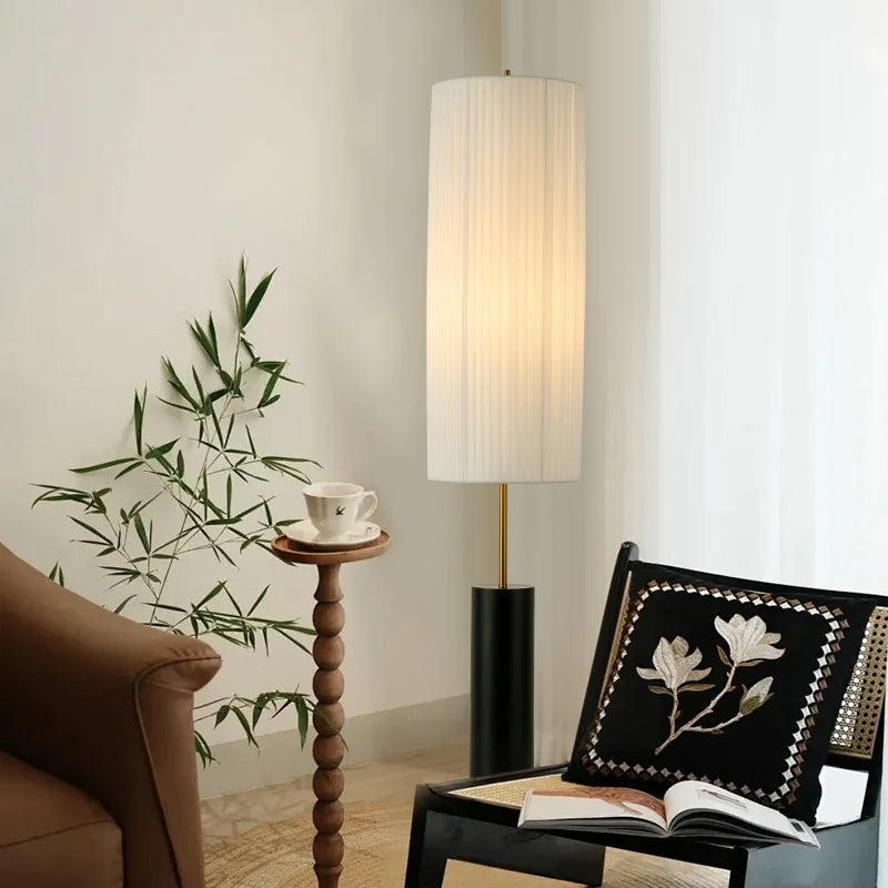 Lampadaire abat-jour plissé blanc sur fût effet bois, 130 cm