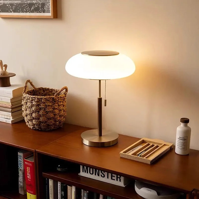 Lampe à poser vintage en verre blanc strié, métal doré et bois