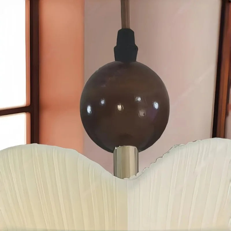 Suspension fleur en tissu plissé blanc et boule en bois, Ø 40 à 60 cm