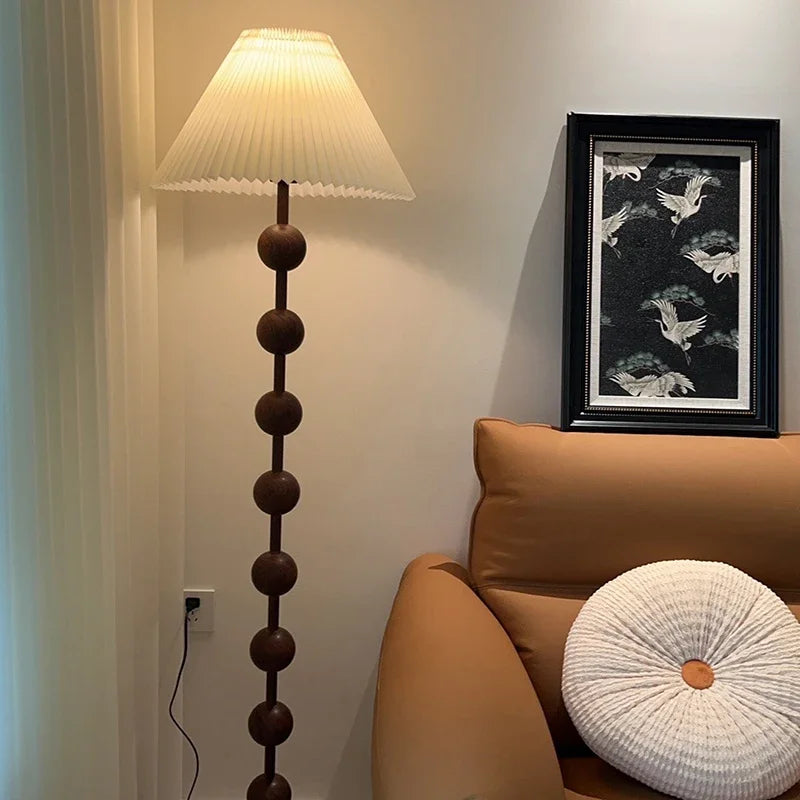 Lampadaire rétro à tige en perles effet bois et abat-jour en tissu