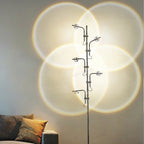 Lampadaire LED à têtes orientables projetant des halos de lumière