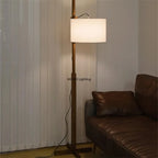 Lampadaire en bois massif sur piétement en croix, abat-jour blanc