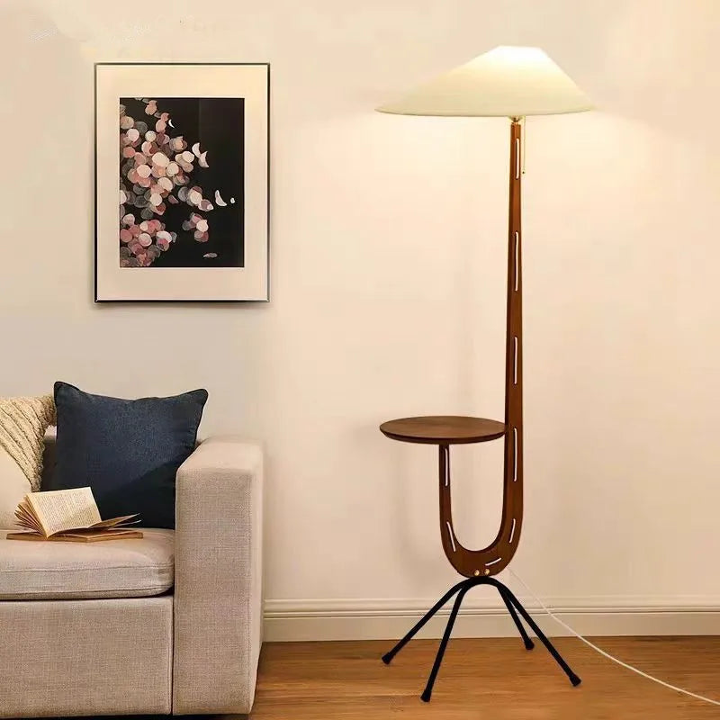 Un lampadaire guéridon pour le coin canapé