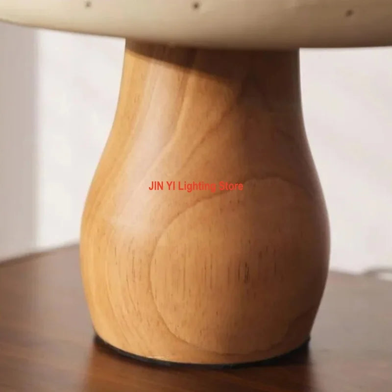 Lampe champignon en céramique ajourée et pied en bois, 23 cm