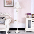 Lampadaire classique crème, abat-jour à franges et tablette en verre