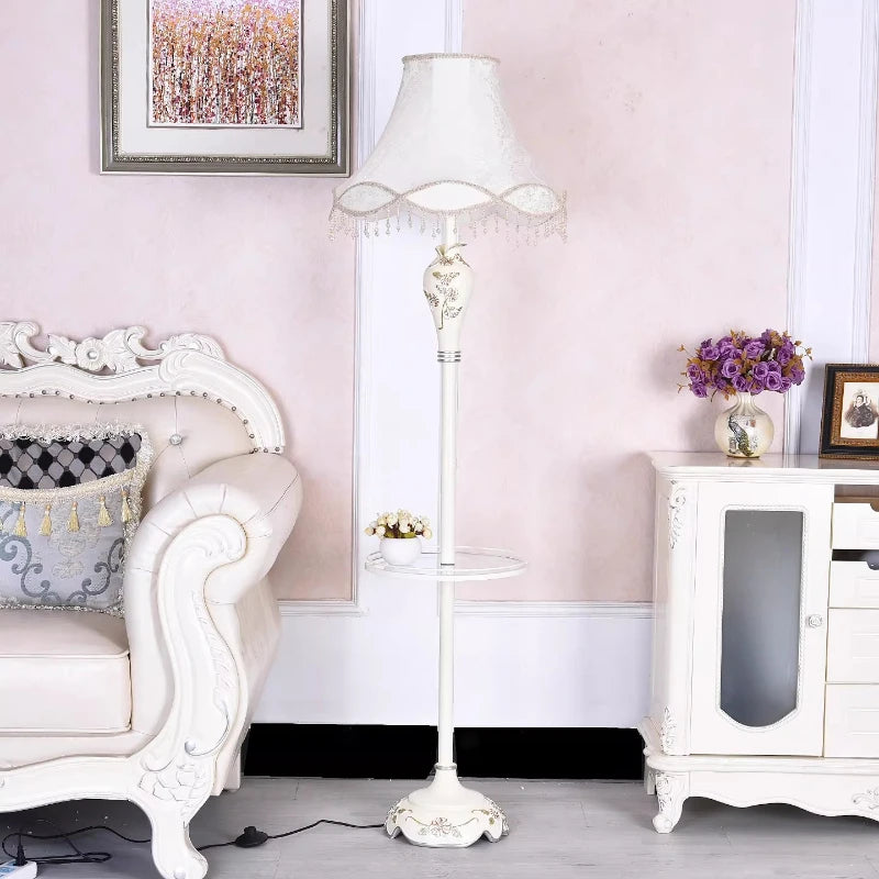 Lampadaire classique crème, abat-jour à franges et tablette en verre