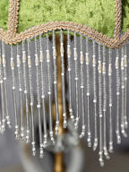 Lampe vintage en velours vert à franges de perles, tige dorée