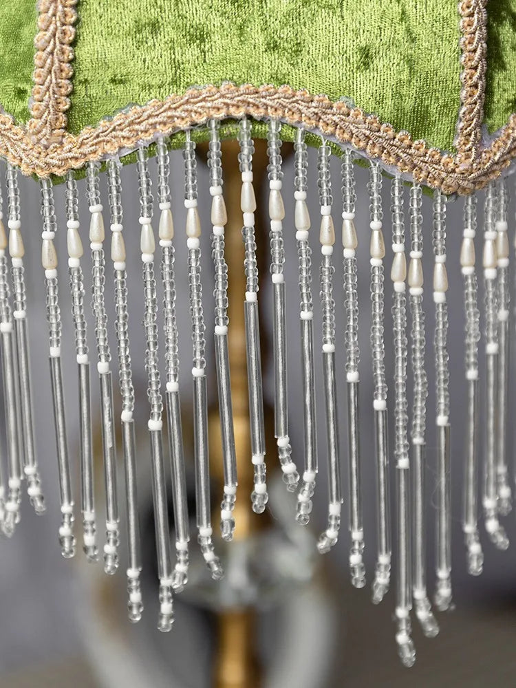 Lampe vintage en velours vert à franges de perles, tige dorée
