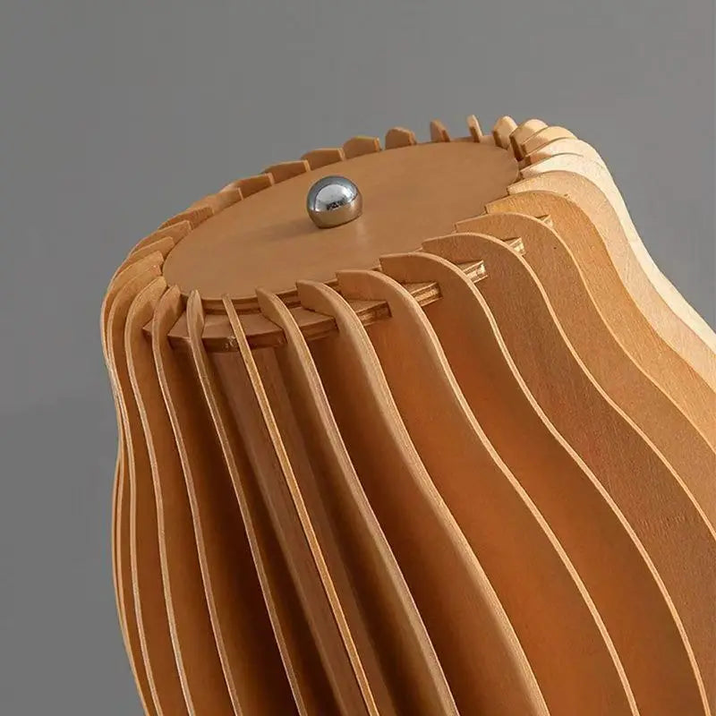 Lampadaire en lamelles de chêne ondulées, lumière trois teintes