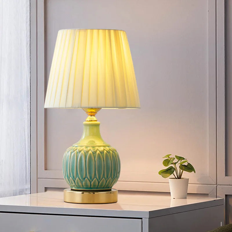Lampe de chevet en céramique céladon à relief de feuilles, pied doré