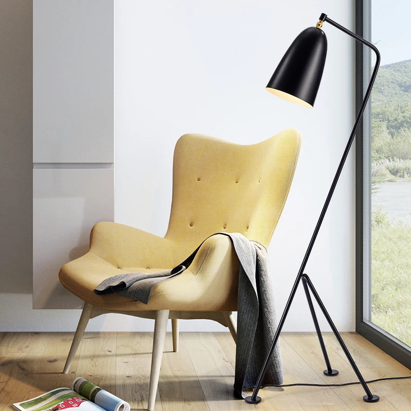 Lampadaire liseuse trépied en métal, abat-jour conique 133 cm