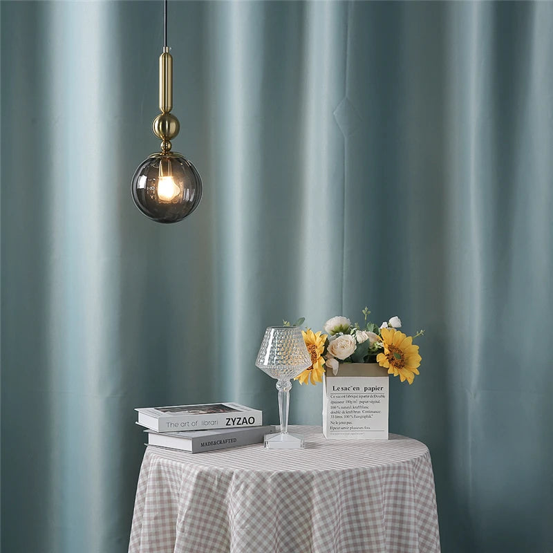Suspension globe en verre teinté sur colonne dorée à perle, Ø 15 cm