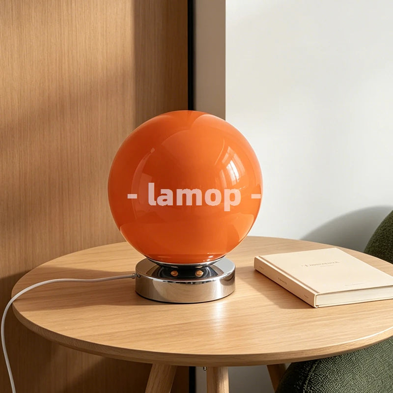 Lampe de table sphère en verre orange sur socle chromé court