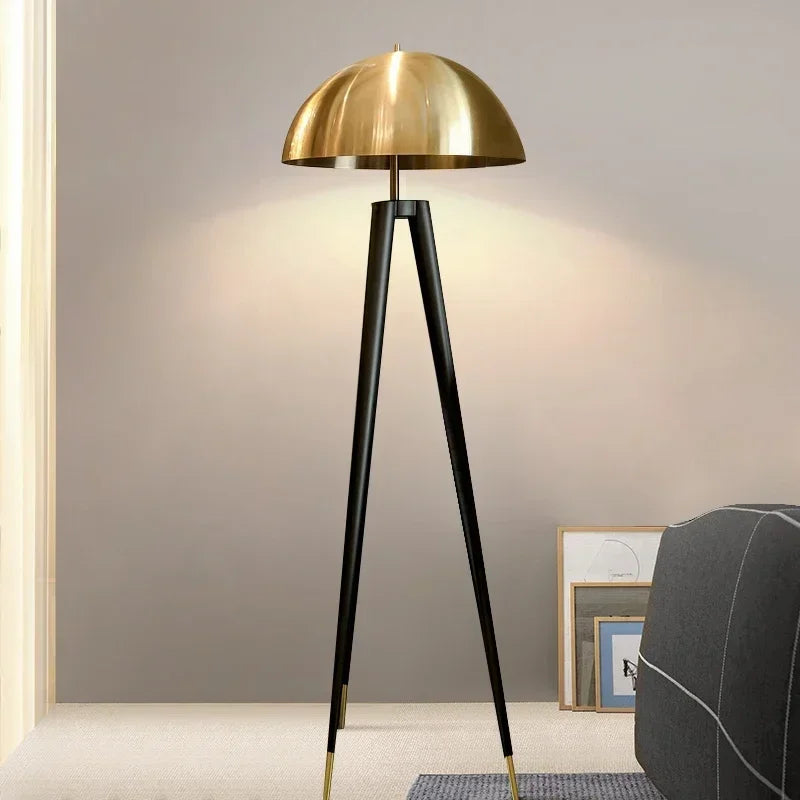 Lampadaire trépied champignon, dôme doré et pieds noirs 165 cm