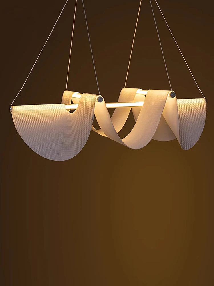Sculpture lumineuse au-dessus de l'îlot et de la table