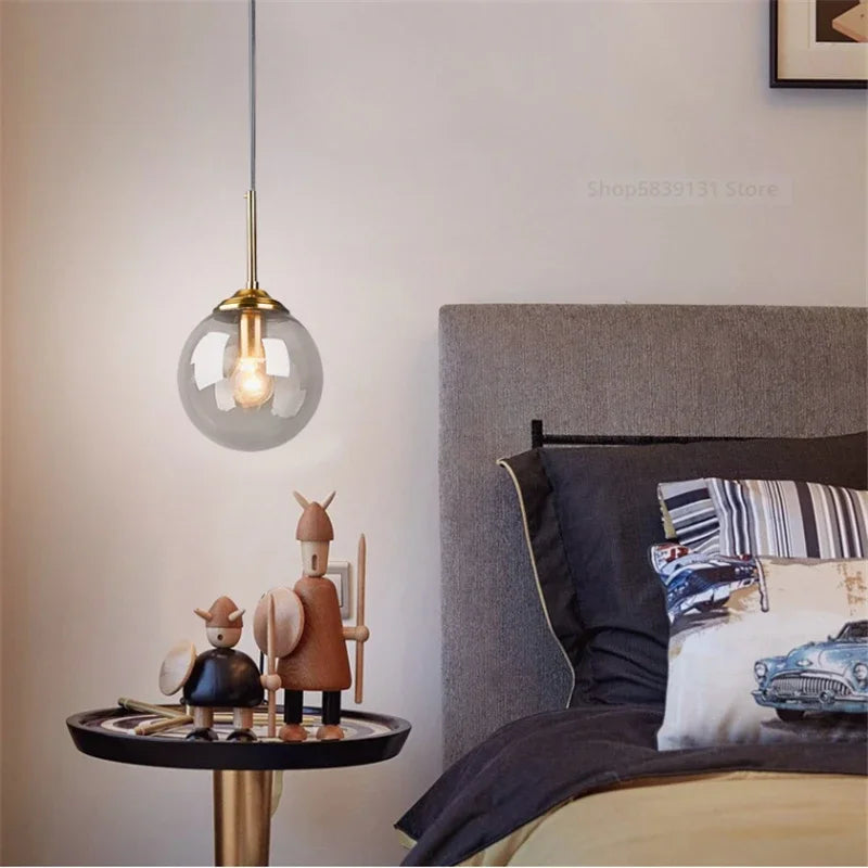 Petite suspension globe en verre Ø 15 cm, tube doré, câble 80 cm