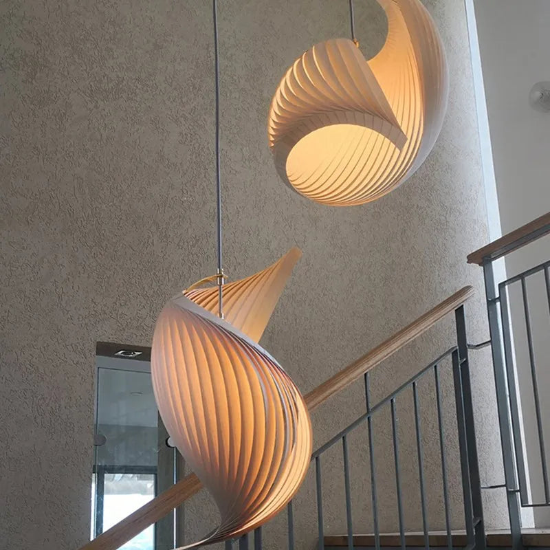 Lustre à volutes de bois en teinte naturelle ou brune, LED fournies