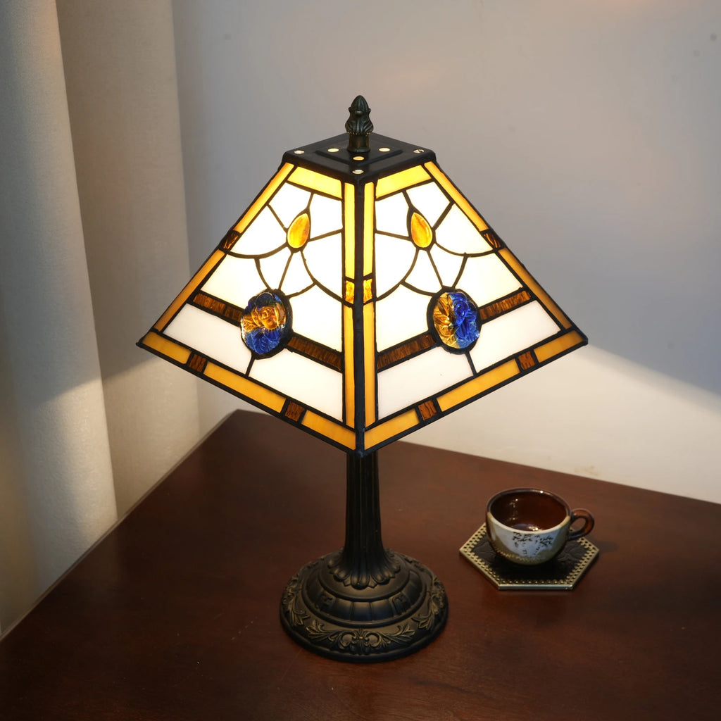 Lampe à poser en vitrail ivoire et ambre, abat-jour pyramide 28 cm