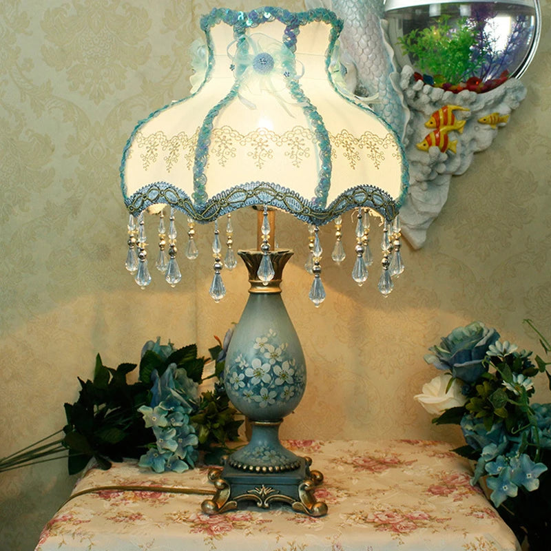 Lampe vintage en résine bleue peinte de fleurs, abat-jour dentelle