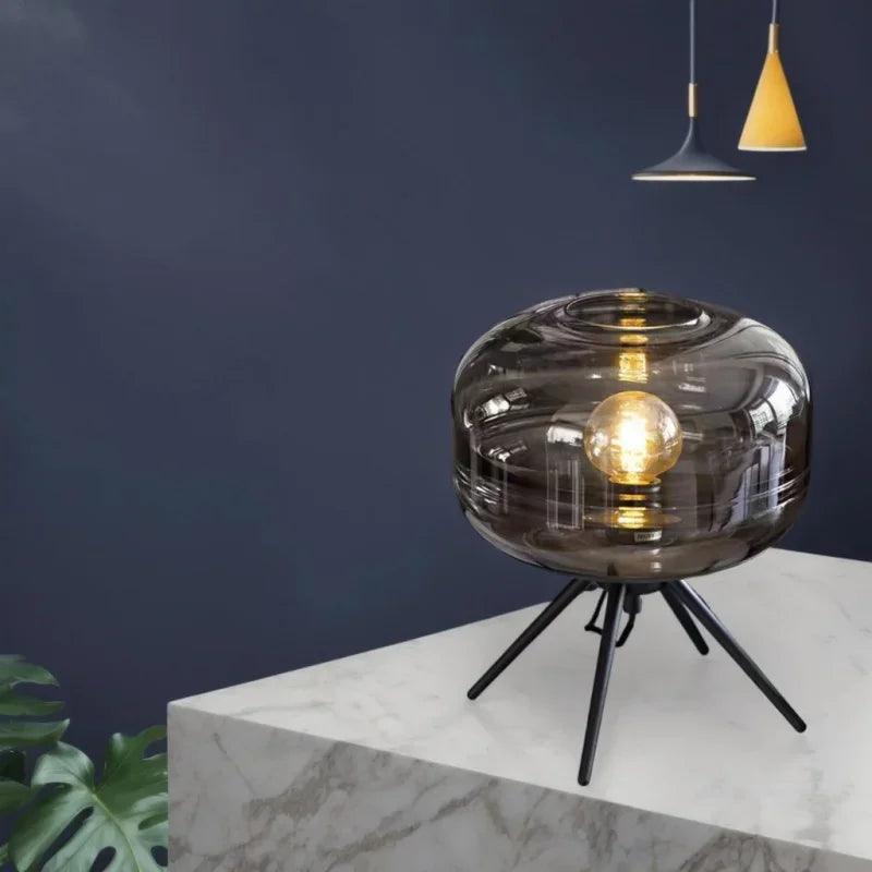 Lampe à poser en verre fumé ou cognac sur piétement noir, 37 cm