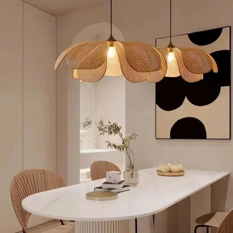 Suspension fleur en maille de rotin, pétales ajourés de 40 à 60 cm
