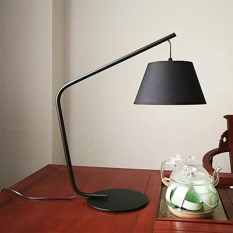 Lampadaire à bras déporté noir, abat-jour conique suspendu