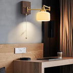 Applique murale en céramique blanche nervurée et platine bois foncé