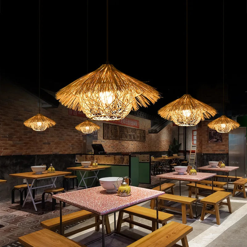 Lustre chapeau de paille sur nid en bambou, beige ou marron